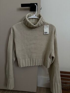 H&M Cropped Turtleneck Sweater in Light Beige
